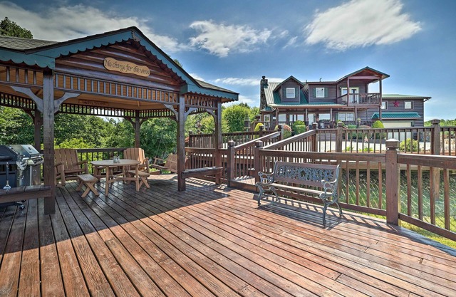 Mtn Views & Fire Pit: Rustic Piney Creek Cabin