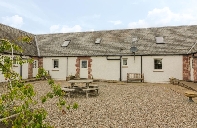 MUIR IOSAL, pet friendly, with a garden in Blairgowrie