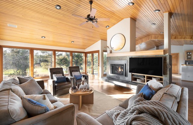 Mulligan by AvantStay Modern Sunriver Home on Woodlands Golf Course w/ Hot Tub