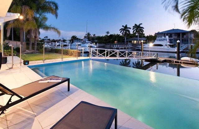 Mulloka Villa. Sunshine Coast - Absolute Waterfront. Private Infinity Pool