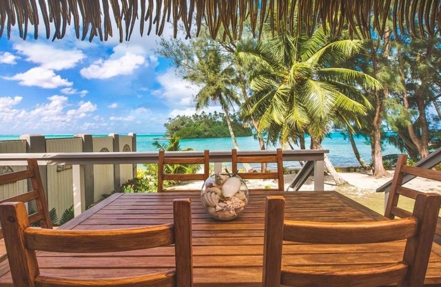 Muri Lagoon Villa, Private Beach Front 2-Bedroom Villa on the famous Muri Beach