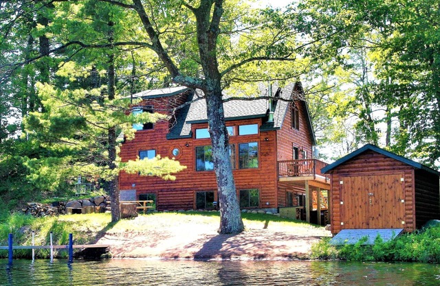 Must See - Beautiful Lakefront Cabin - Stunning Year-Round Views - Private Lake!
