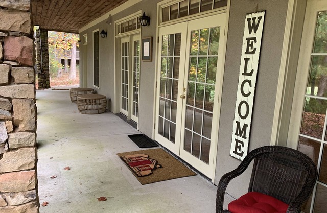 My Place Inn, Your Home Away From Home! - Lower Suite