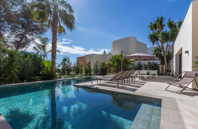 My Rental Homes - Villa Kiribati with pool, outdoor dining area and BBQ