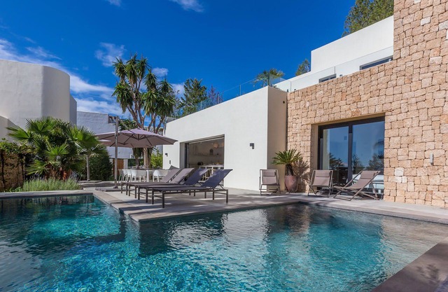 My Rental Homes - Villa Kiribati with pool, outdoor dining area and BBQ