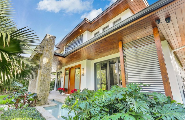 Mystique: Luxe Modern Villa, Pool, Hot Tub, Gym, & Wet Bar!