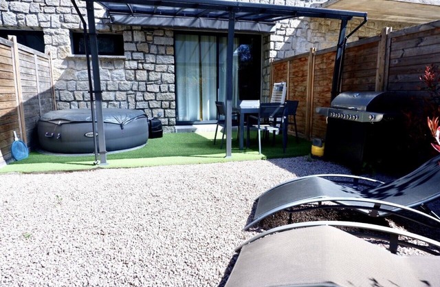 N°10 Air-conditioned 2-bedroom Jacuzzi house in Ajaccio