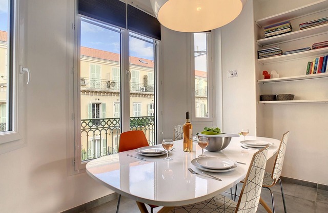 N&J - BOW WINDOW BUFFA - Central - Close sea