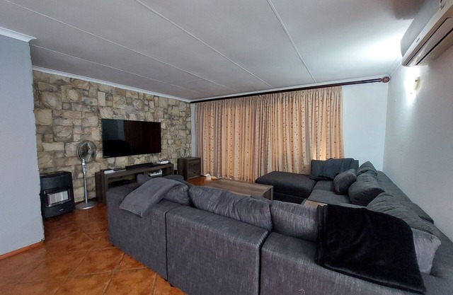n2 Private Bedrooms in 3 Bedroom House – Comfortable & Convenient