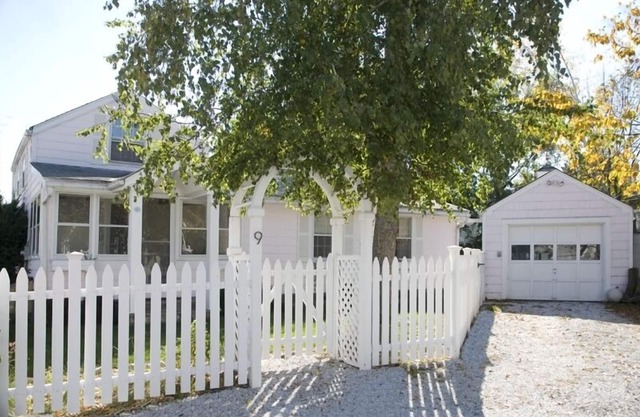 Nama-stay, sweet pink Saugatuck Shores beach cottage