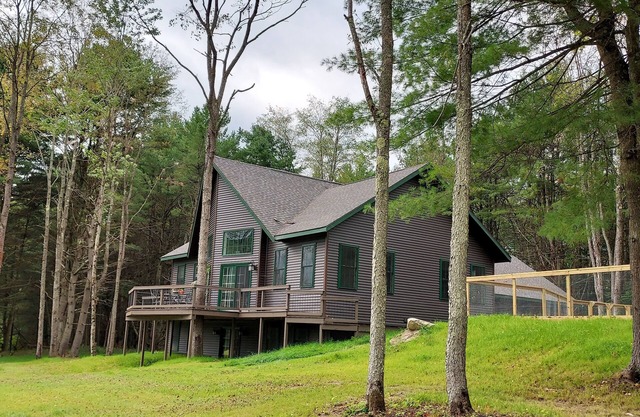 Name: Hill Side Country Setting. Heated Pool. 4 minutes to Dreams Park.