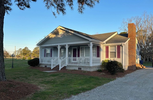 Nana’s Charming 4-bedroom cottage in serene Belhaven close to all amenities.