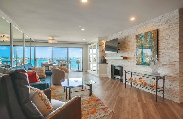 Nancy's Riviera Villa: Bayfront+beach+parking