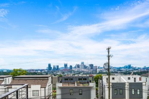 Nash House & Bars of Broadway with Patio Bar and Views! 8min Downtown! Sleeps 12!