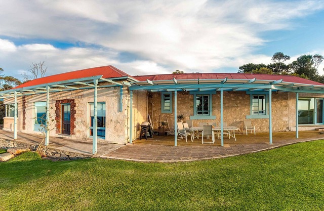 Nat's Homestead - historic clifftop paradise