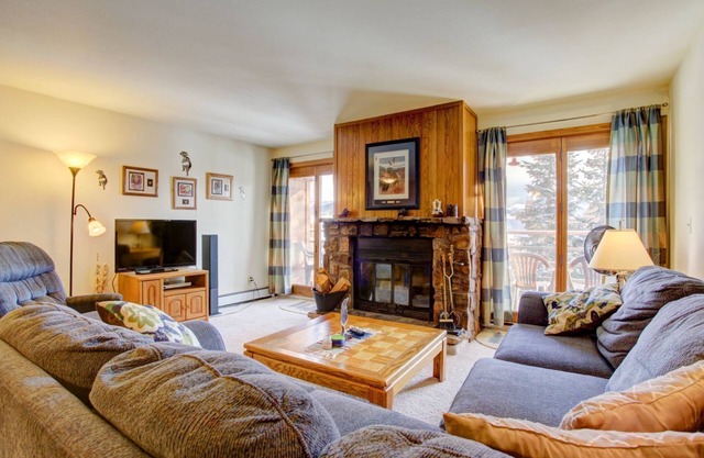 National forest, nature's embrace w/easy access carport & elevator ride!