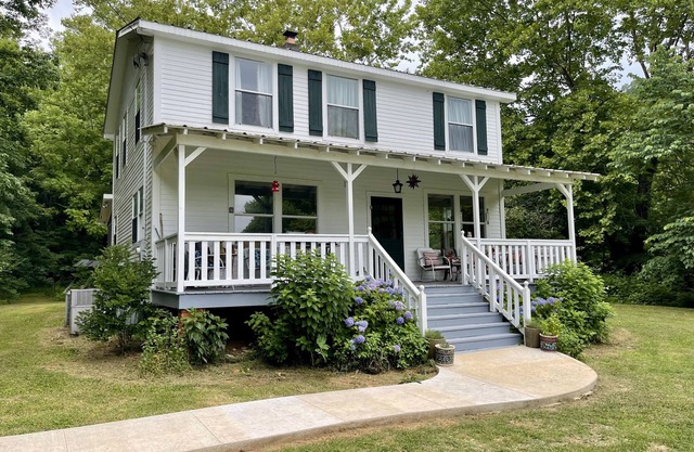 Nature Lovers Family Friendly Farmhouse near Pickwick Lake