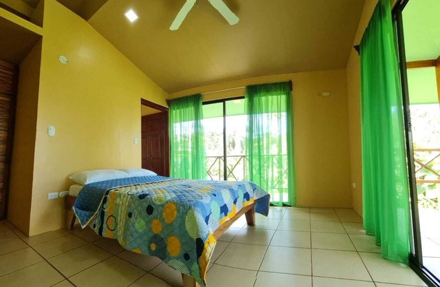 Nature Retreat: Tranquil 2BR Villa, Pet-Friendly, 15 Mins from La Fortuna!