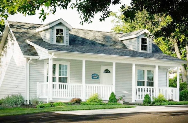 Nautical Dreams Cottage/with Jacuzzi/walk to Main St Berlin