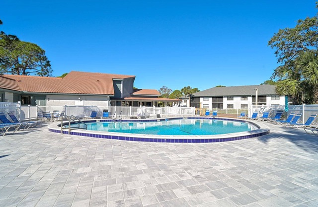 Nautical Nest – Cozy Poolside Condo, Near Beaches!