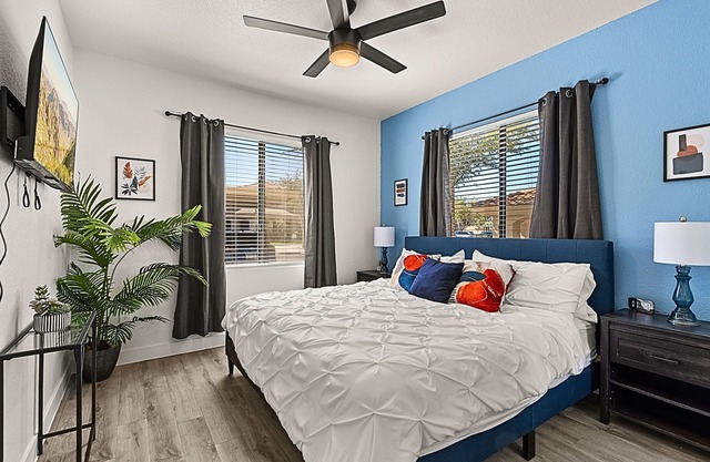 Near ASU w/King Beds, Pool & Gym for Relaxation