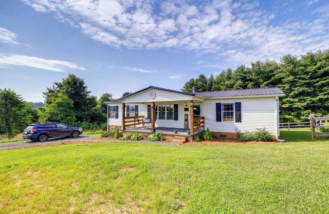 Near Blue Ridge Parkway: Ennice Home w/Fire Pit