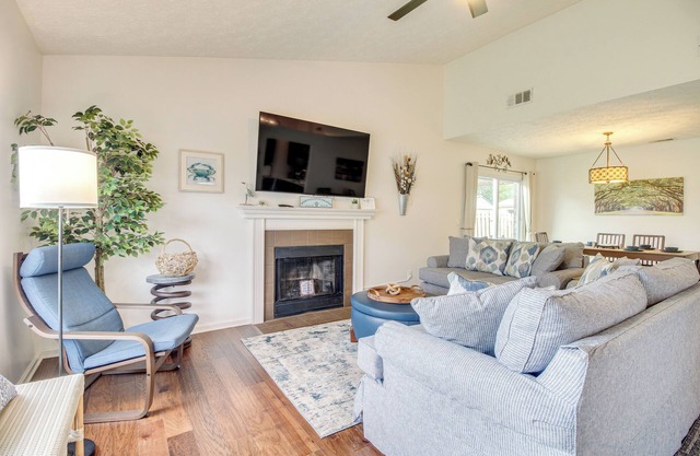 Near Dtwn & Beach: Savannah Home w/Game Room!