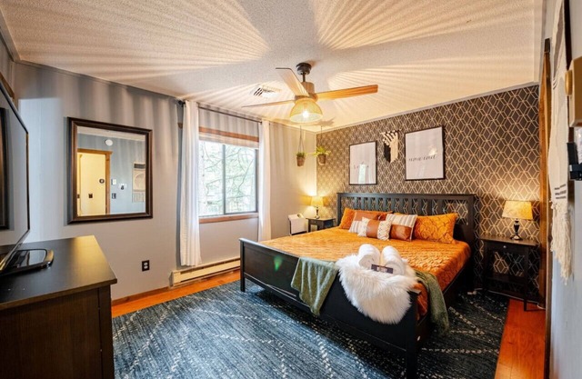 Near Lake, Indoor Pool, Firepit, BBQ, King Bed, Gym, Free Amenities, A/C