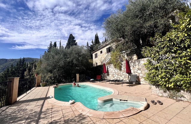Near Nice & Monaco large villa with private pool, sleeps 12