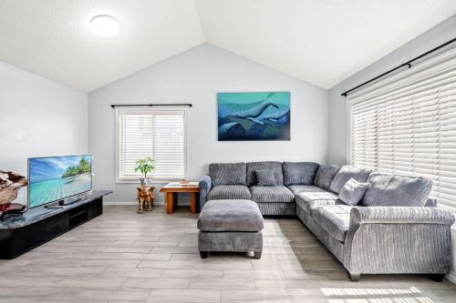 Near ONT Ontario Oasis Designer Home w Garden Park