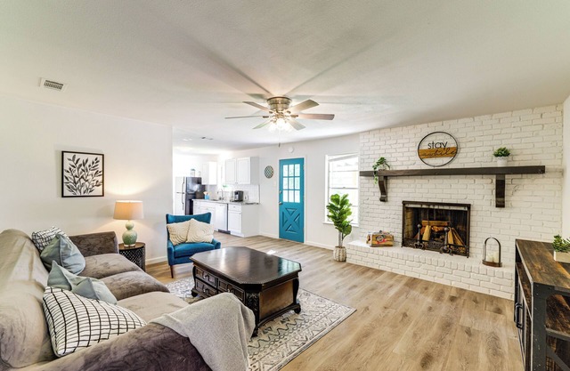 Near Shops & Eats: Commuter-Friendly FWTX Home