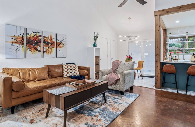 Near SoCo + Sparkling Clean + Cozy ~ Firepit + Gameroom