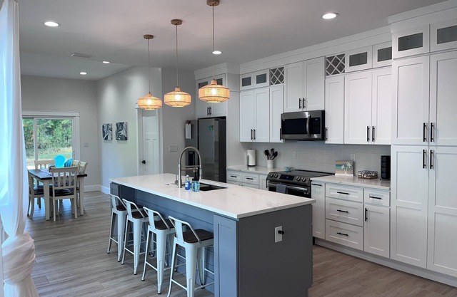 Near Sports Complex, OWA, beaches, shopping, restaurants. King bed.