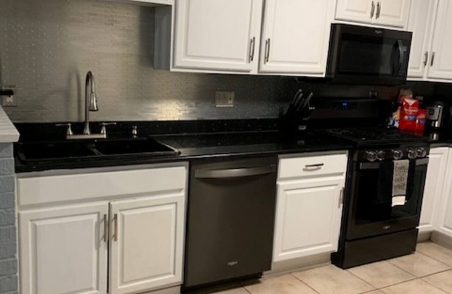 Near the Fun, Far From the Hustle: 4-bdrm house in fabulous NOLA w/Bar & Wifi