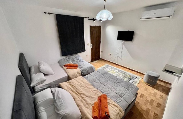 NEAR THE PYRAMIDS INNn5 minutes from the Great Pyramids of Giza & Sphinx!