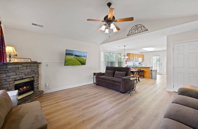 Near the River w/EZ, flat Parking, FREE Wifi, & close to the main attractions!