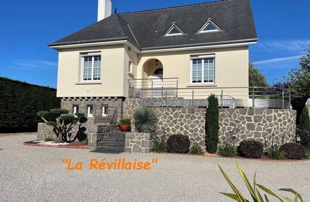 Near the sea, courtyard and large enclosed garden, 2 to 6 people.