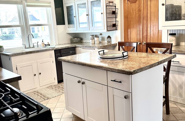 Nearby parks, restaurants, entertainment. 25 minutes from EAA grounds.