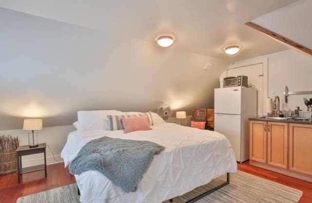 Nest on 9 - King Bed