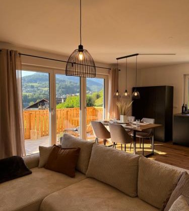 Neubau, Bergpanorama, gute Lage, Tiefgarage