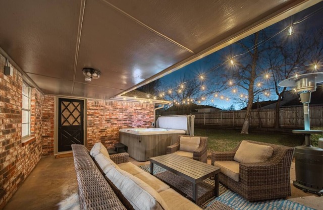 NEW 4 BDR OKC Hot Tub/Pool Table 12 Point Getaway