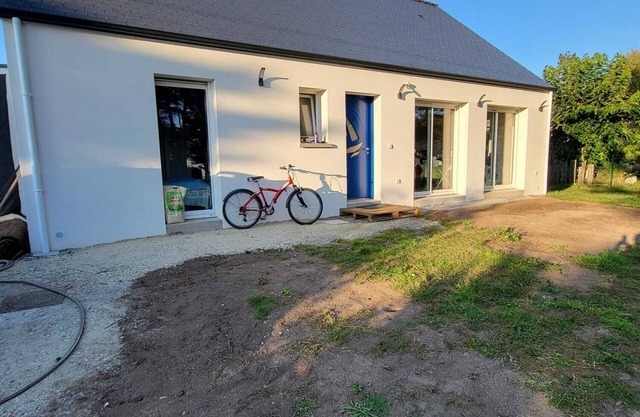 New 4-star villa, sleeps 6 to 8, garden, 250 m from 2 sandy beaches.