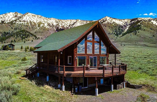 New, 5Br 3Ba Log Home Minutes From Yellowstone Park.