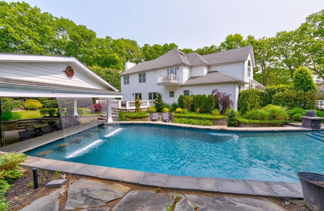 NEW 7 Bedrm House-Pool, Swim-Up Bar, Grill, Pool Table, Fitness and play room