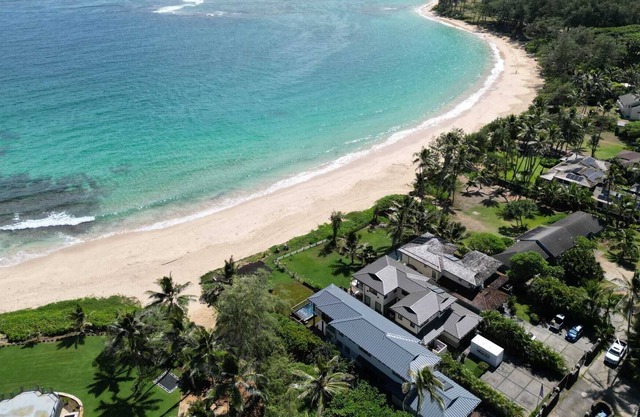 New Beachfront with Pool, Hidden sandy beach North Shore.