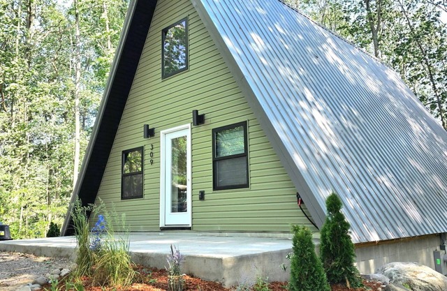 New build A-Frame house in tranquil Houghton Lake with WiFi, AC