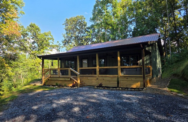 New Build! Close to Polar Express, Casino & WCU. Dogs OK. HoT TuB w/robes!