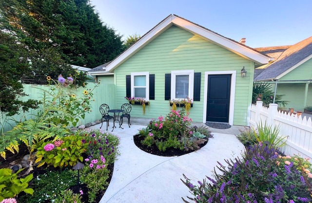 New! Charming Cottage in Seaside Village Walk to Beach,Food,Coffee, Farmers Mkt.