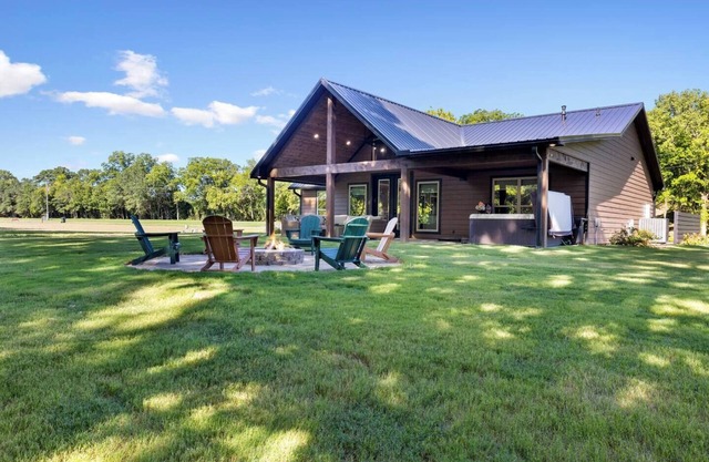 New! Cozy Riverfront House, Fall Colors + Firewood