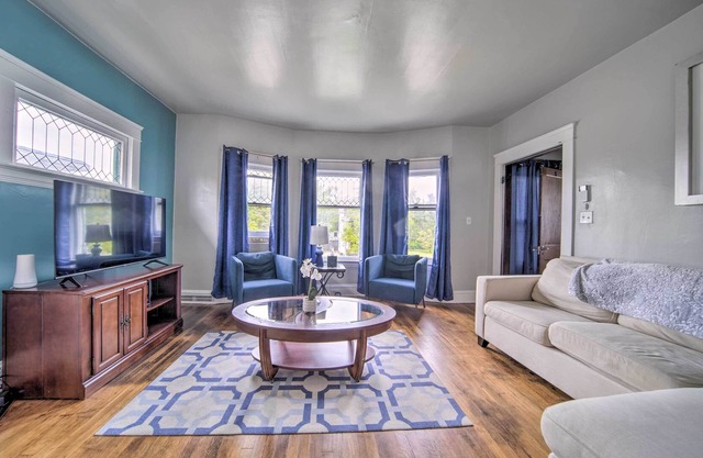 NEW! Dog-Friendly Cleveland Unit ~ 7 Mi to Dtwn!